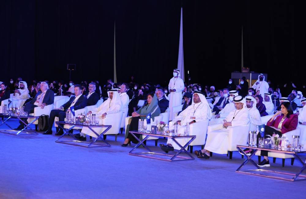 بدور القاسمي تتوسط أحمد الفلاسي والحضور خلال انطلاق المهرجان