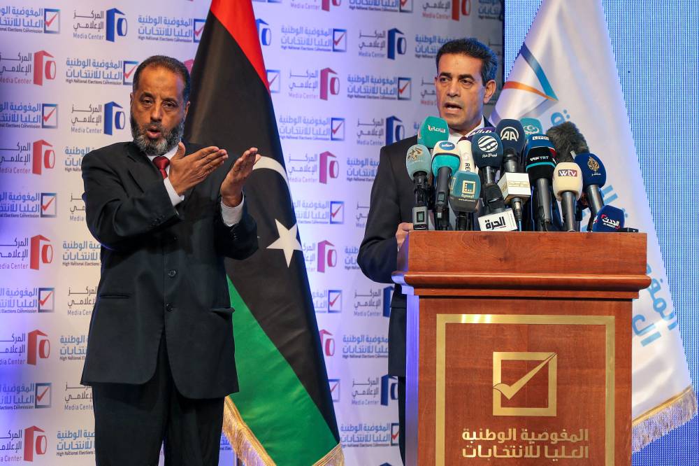 رئيس المفوضية العليا للانتخابات الليبية خلال مؤتمر صحفي (أ.ف.ب)
