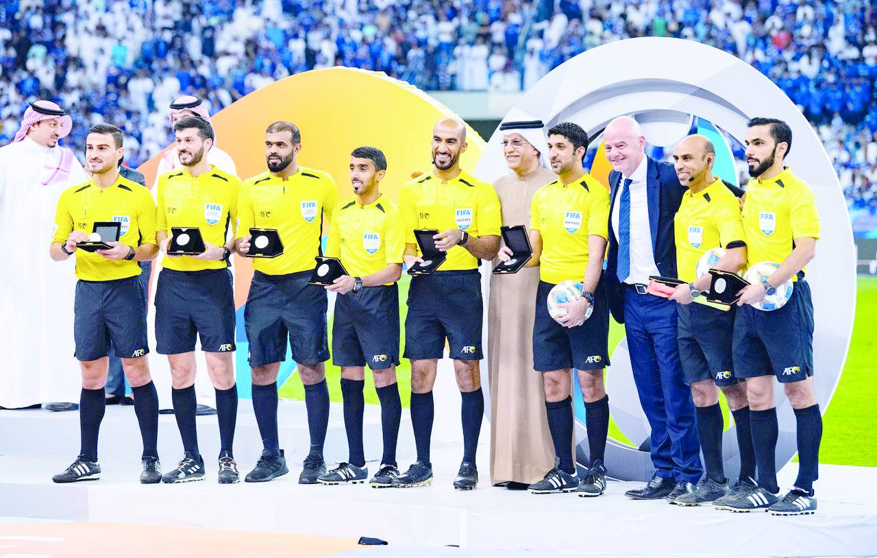 طاقم التحكيم الإماراتي خلال تكريمه من قبل إنفانتينو وسلمان بن إبراهيم