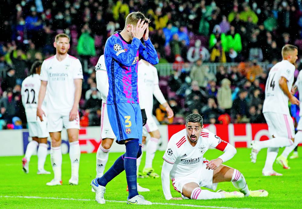 لاعب برشلونة بيكيه يندب حظه بعد إهدار إحدى الفرص