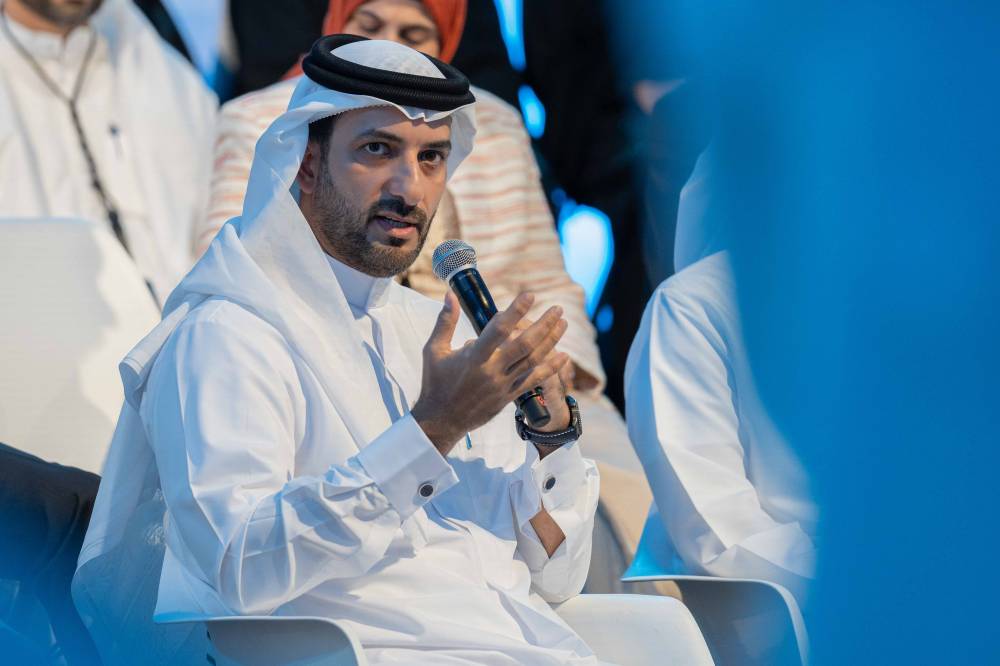 سلطان بن أحمد متحدثاً في الملتقى