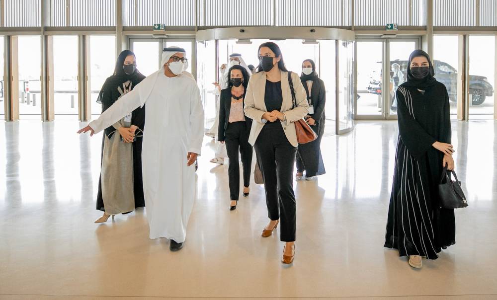 فاهم القاسمي وناتالي كينيدي خلال جولة في بيت الحكمة