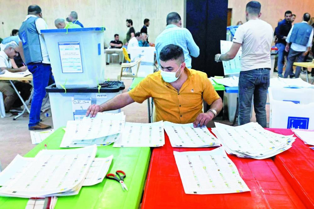 خلال عملية الفرز والعد اليدوي للانتخابات العراقية (ارشفية)