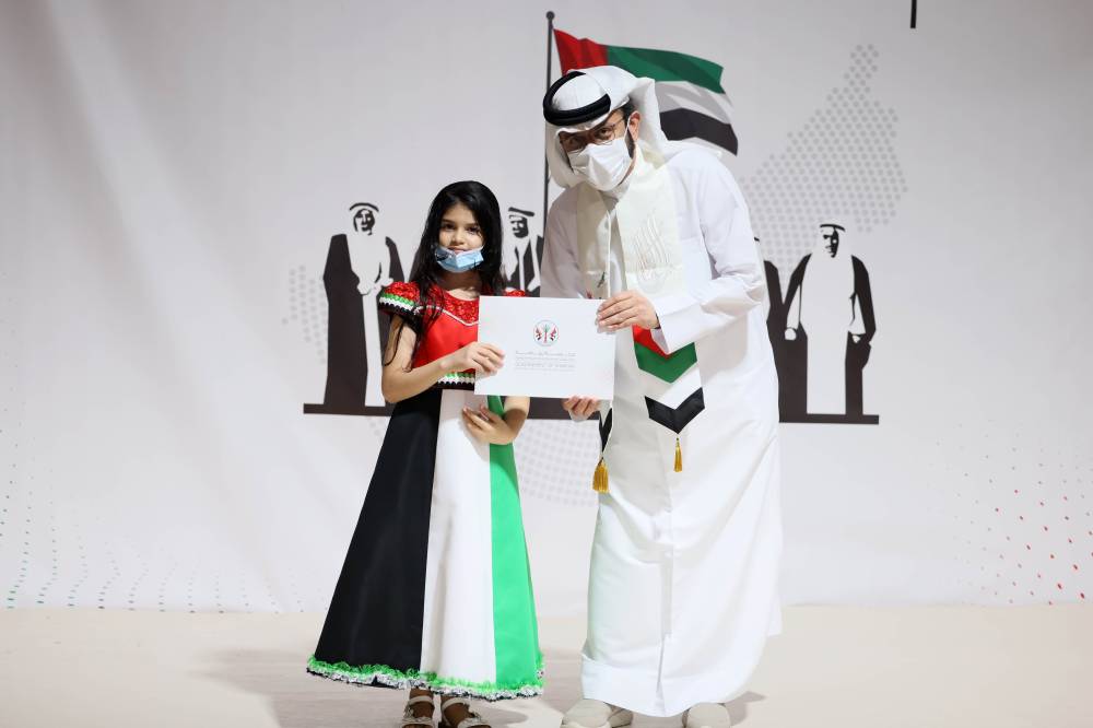 خليفة الطنيجي يكرم مشاركة 