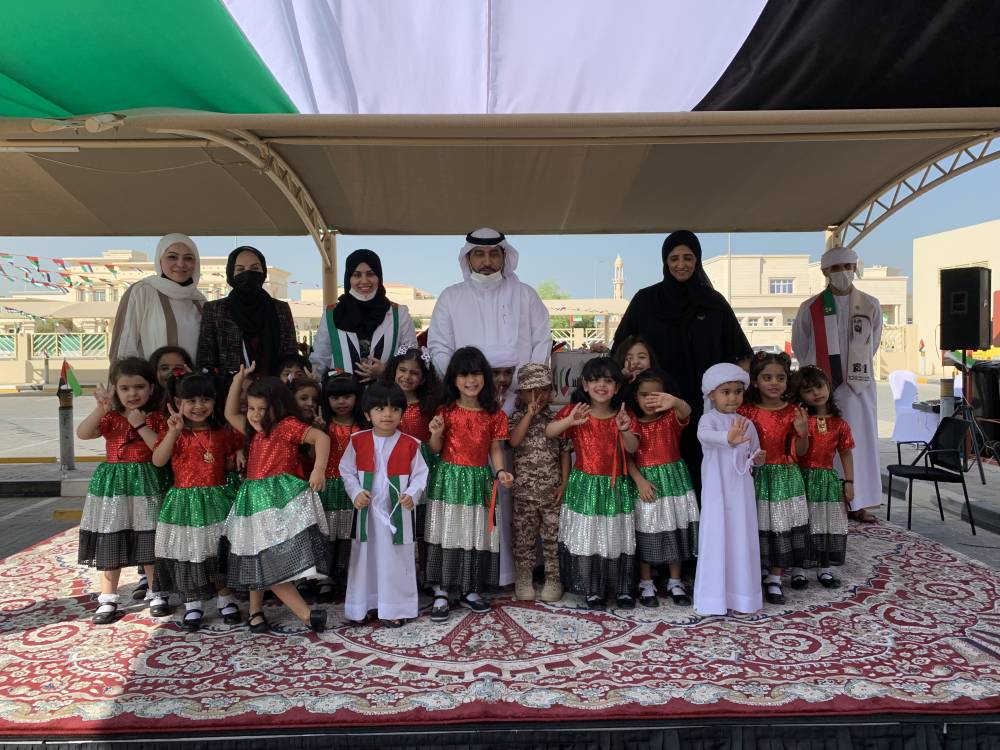 عزه النعيمي وحمد الشامسي مع أطفال الروضة خلال الاحتفال 