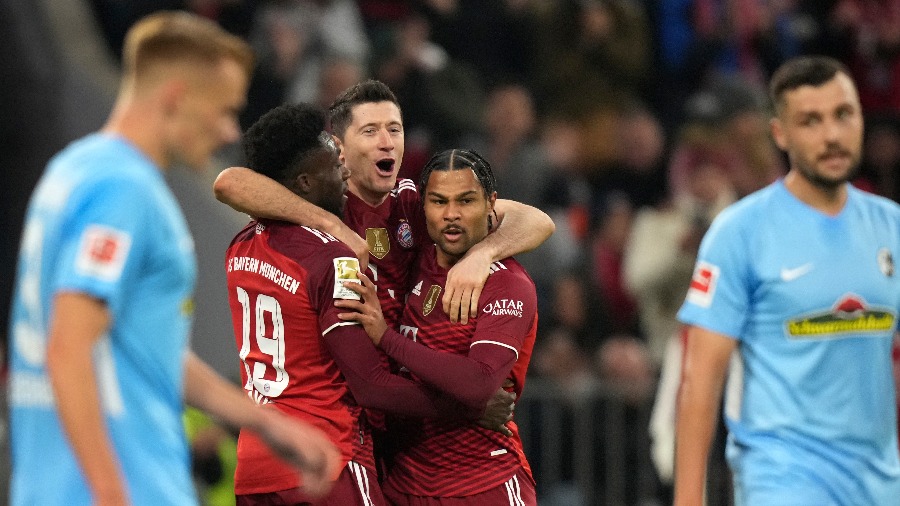 ليفاندوفسكي يحتفل بهدفه في مرمى فرايبورج 