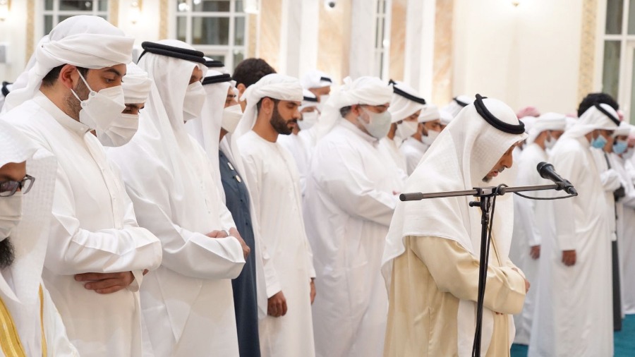 سعود بن صقر وولي عهده يؤديان صلاة الجنازة على جثمان ماجد الفطيم