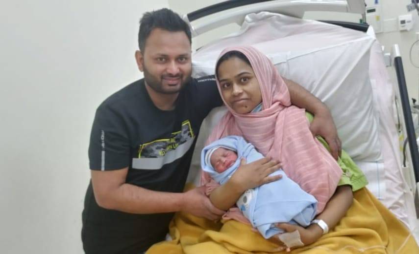 الوالدان سعيدان بقدوم طفلهما