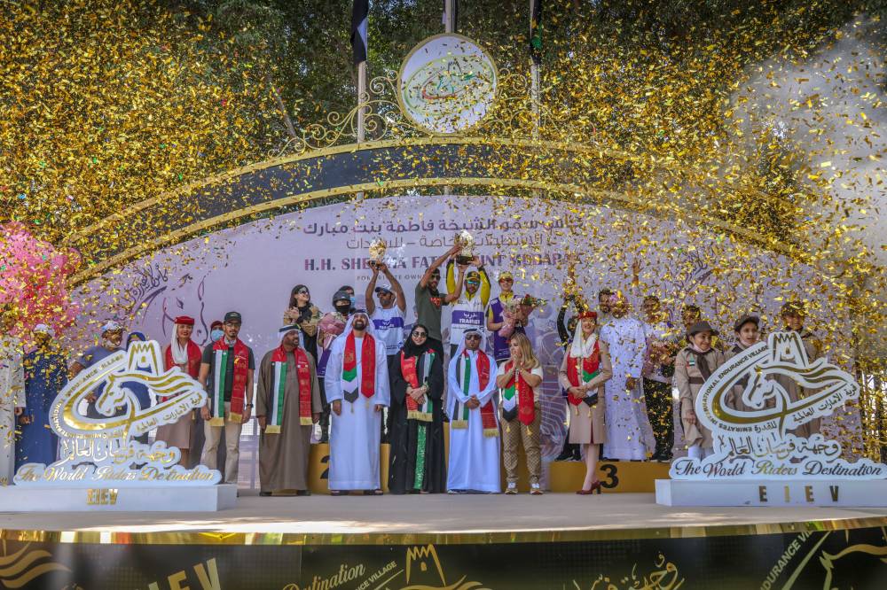 خلال تتويج الفائزات بكأس «أم الإمارات»
