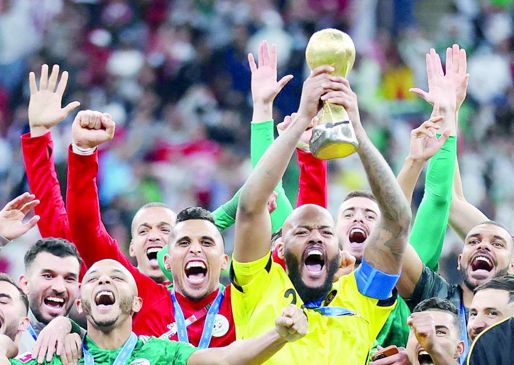لاعبو الجزائر يحتفلون بكأس العرب