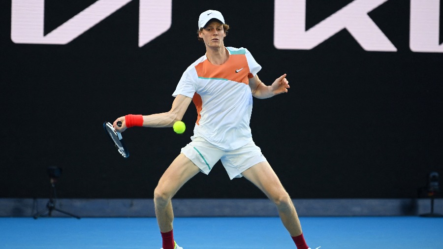 سينر يبلغ دور الثمانية في 'ملبورن بارك' بالفوز على مينو