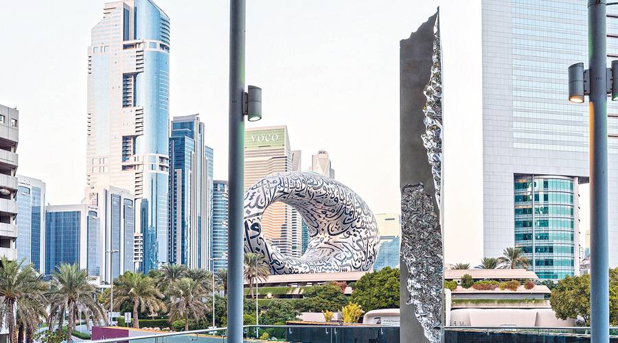 الرقم 1 بارتفاع 7 أمتار يجسد المستقبل المزدهر للإمارات