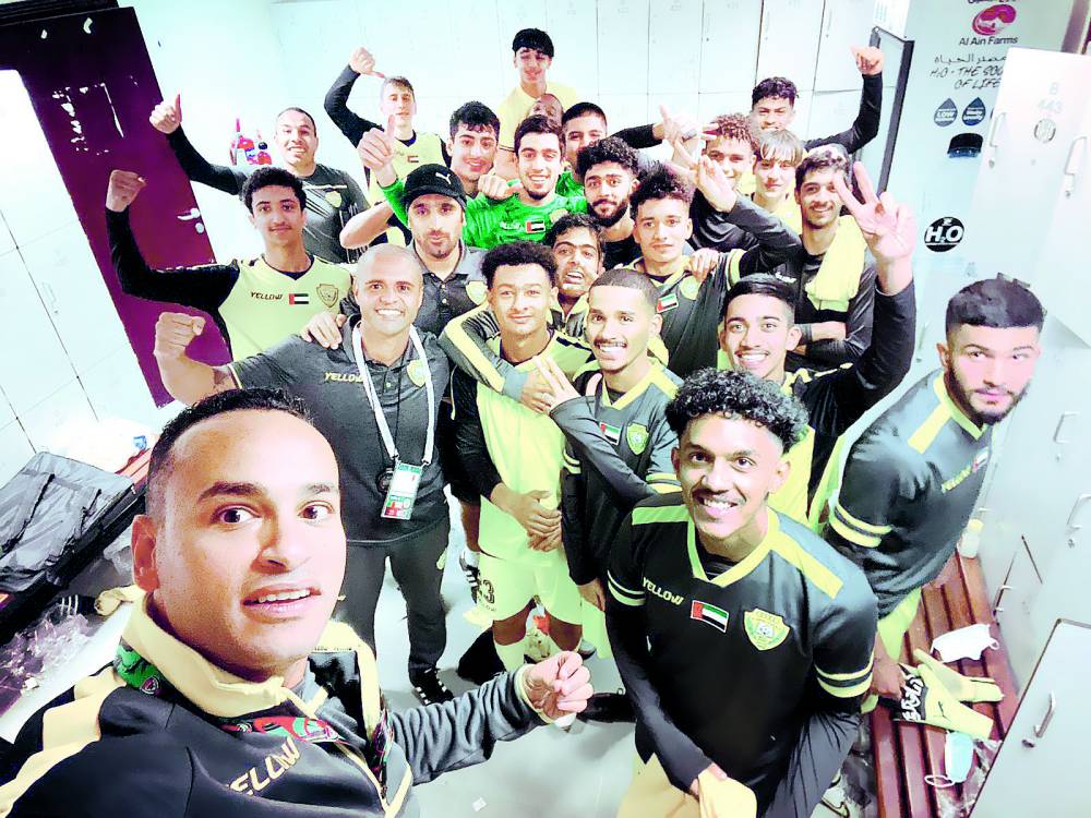 لاعبو الوصل في سيلفي احتفالية الصدارة بعد الفوز على الجزيرة في مباراة البطاقات الملونة
