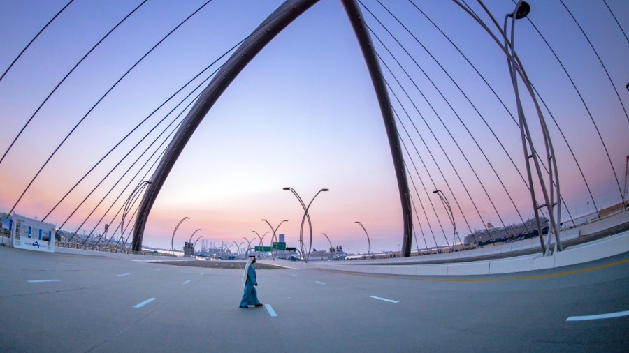 محمد بن راشد: استثمرنا في الطرق والنقل 140 ملياراً