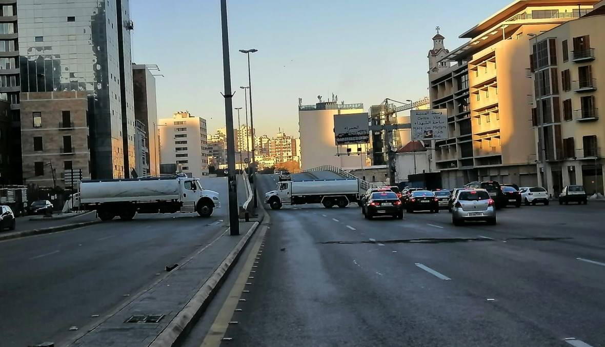  اغلاق طريق في بيروت بسنن ارتفاع اسعار المحروقات (ارشيفية)