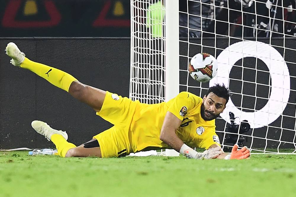 (فيديو) ما مصير زجاجة أبو جبل بعد مباراة مصر والسنغال؟