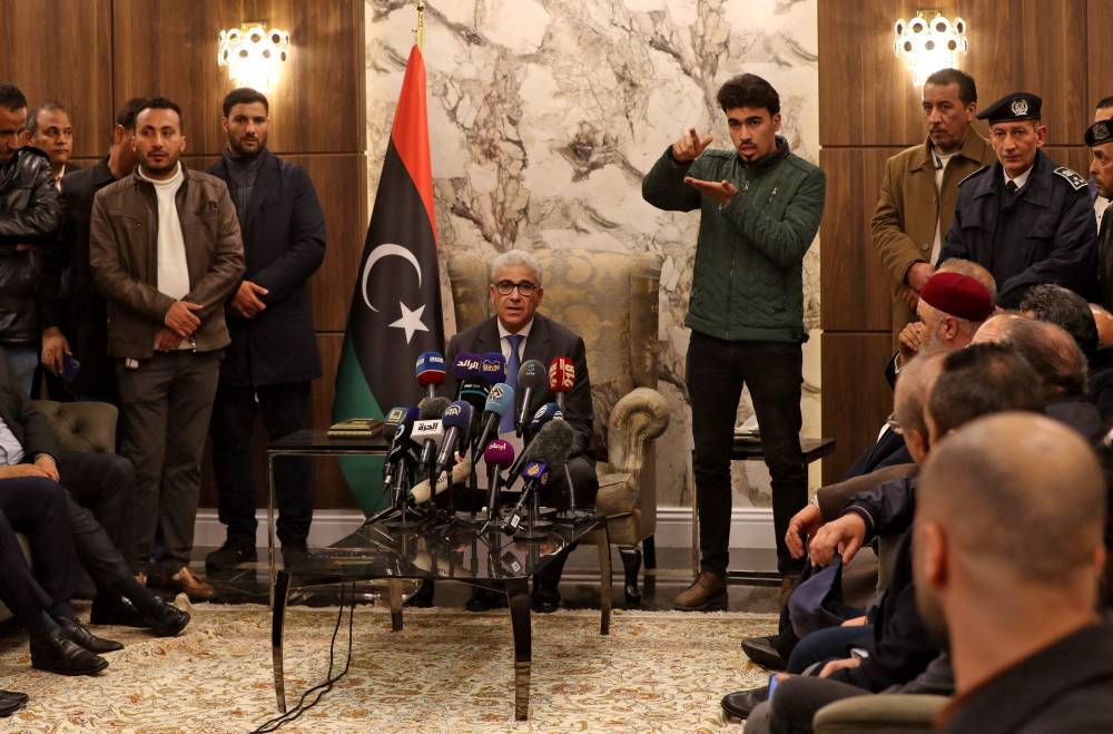 جانب من المؤتمر الصحفي لرئيس الحكومة الليبية الجديد لدى وصوله إلى طرابلس (أ.ف.ب)