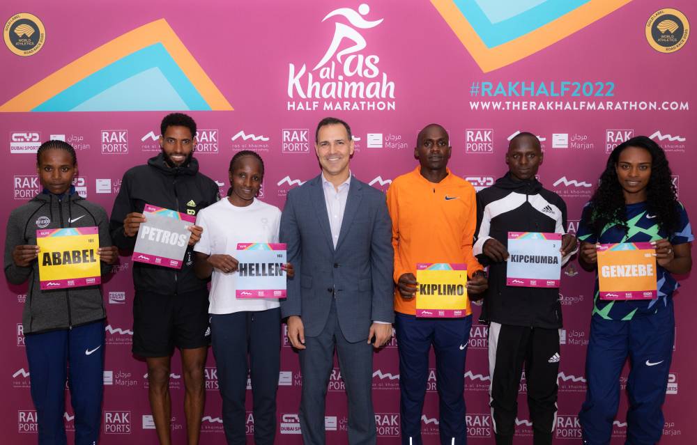 لقطة تذكارية لبعض المشاركين في الماراثون