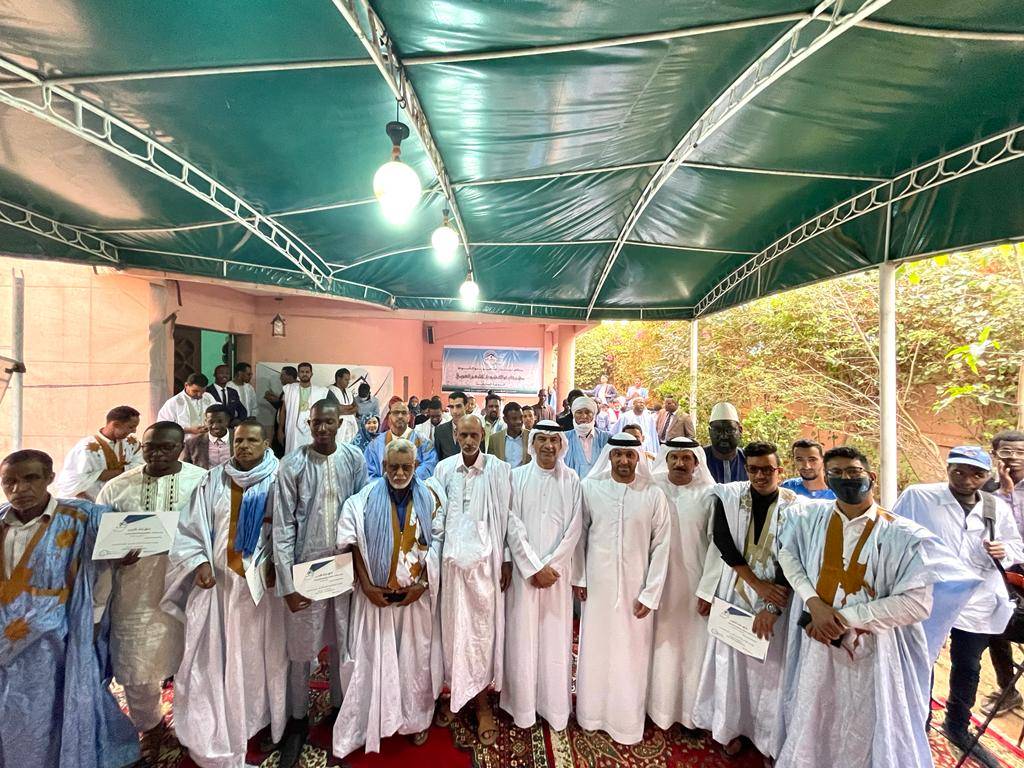 عبد الله العويس ومحمد القصير ومحمد البريكي مع بعض المشاركين في المهرجان