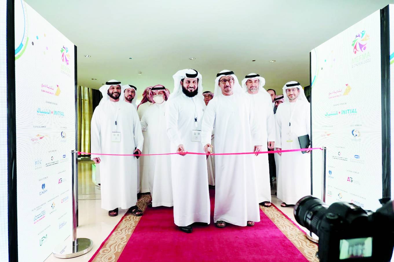 داوود الهاجري يفتتح المعرض 