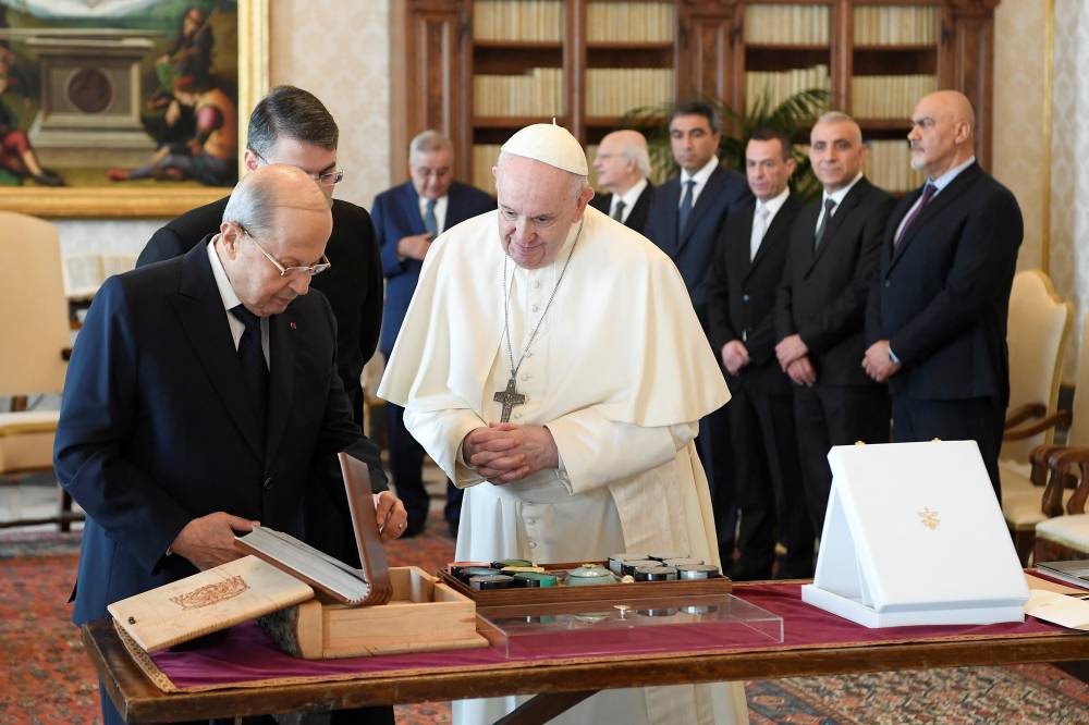 عون مع البابا فرنسيس في الفاتيكان أمس (رويترز)