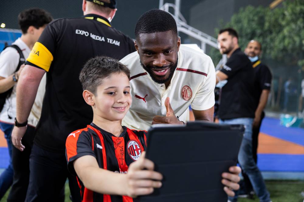 نادي ميلان الإيطالي يُسعد المئات من مشجعيه