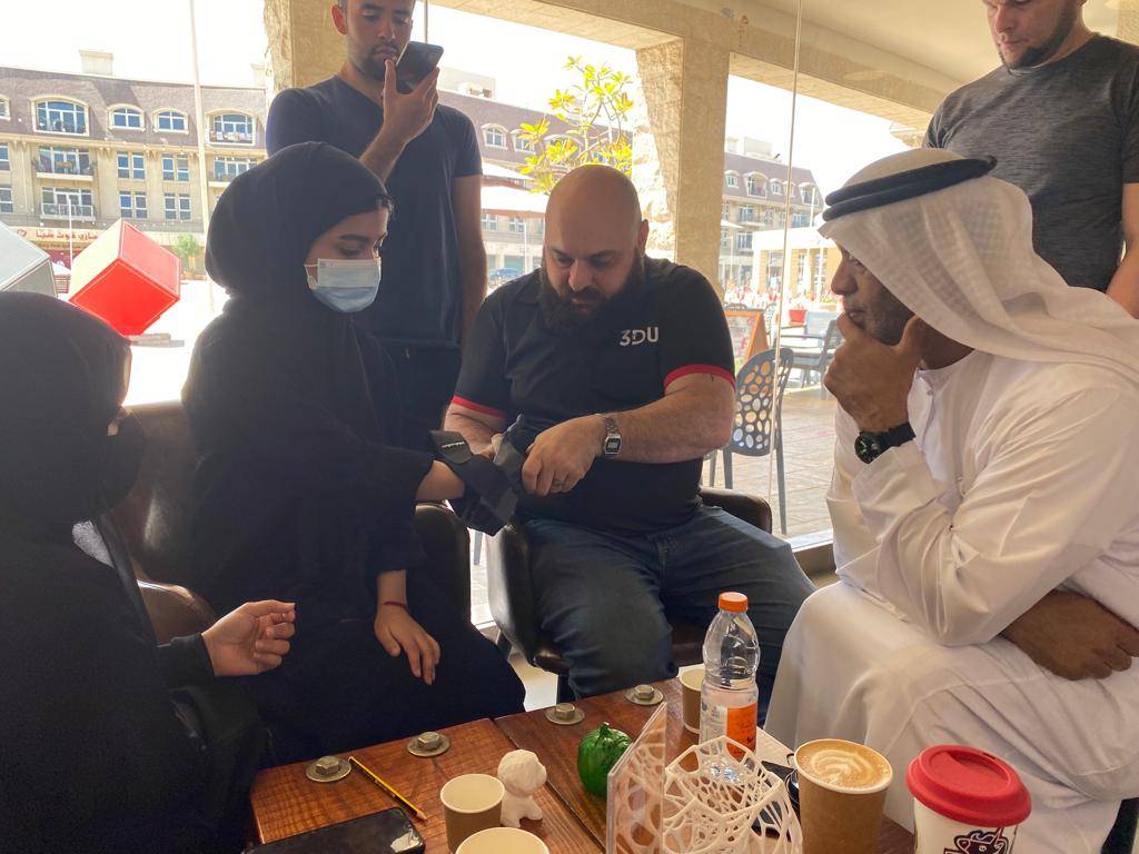 الطالبة السورية أثناء تركيب «يدها الاصطناعية» من قبل م. محمد السعدي بحضور صانع الأمل أحمد الفلاسي والمعلمة حصة السويدي
