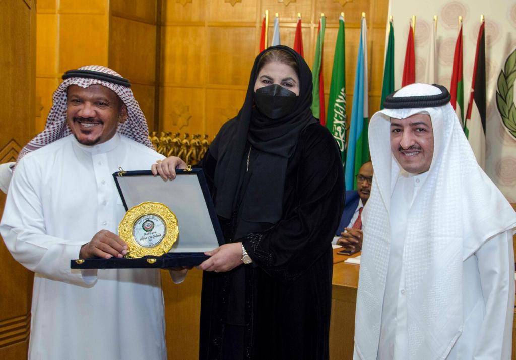 نورة السويدي تتسلم وسام الاستحقاق
