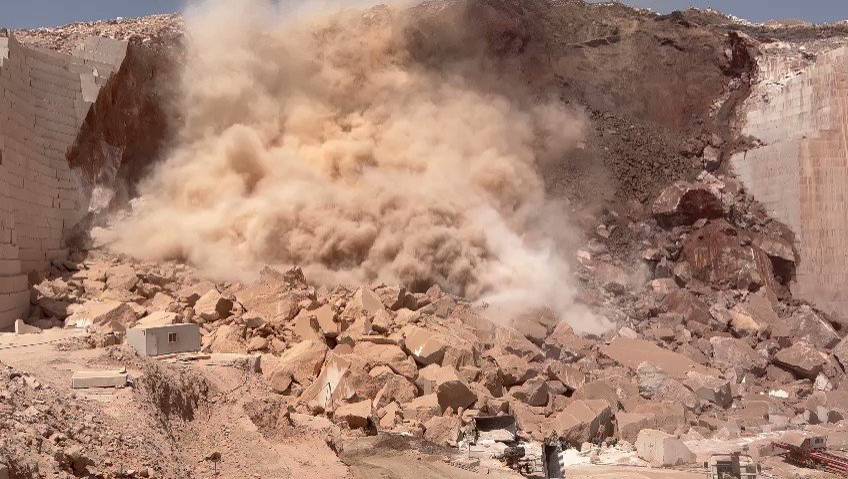 ( بالفيديو ).. مصرع 6 عمال في انهيار صخري بسلطنة عمان