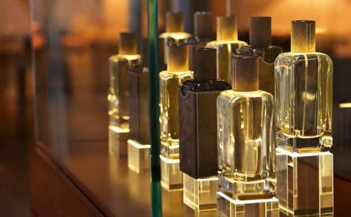 تعرف إلى أسرار ومعاني الرموز التي تكتب على زجاجات العطر