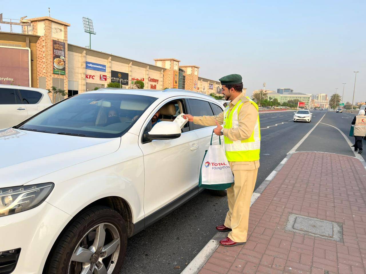 شرطة دبي توزع 7000 وجبة إفطار يومي	ا على مستخدمي الطريق (2)