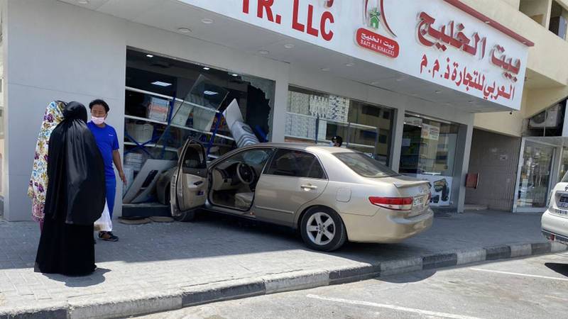 الانشغال بغير الطريق يعرض للحوادث المرورية