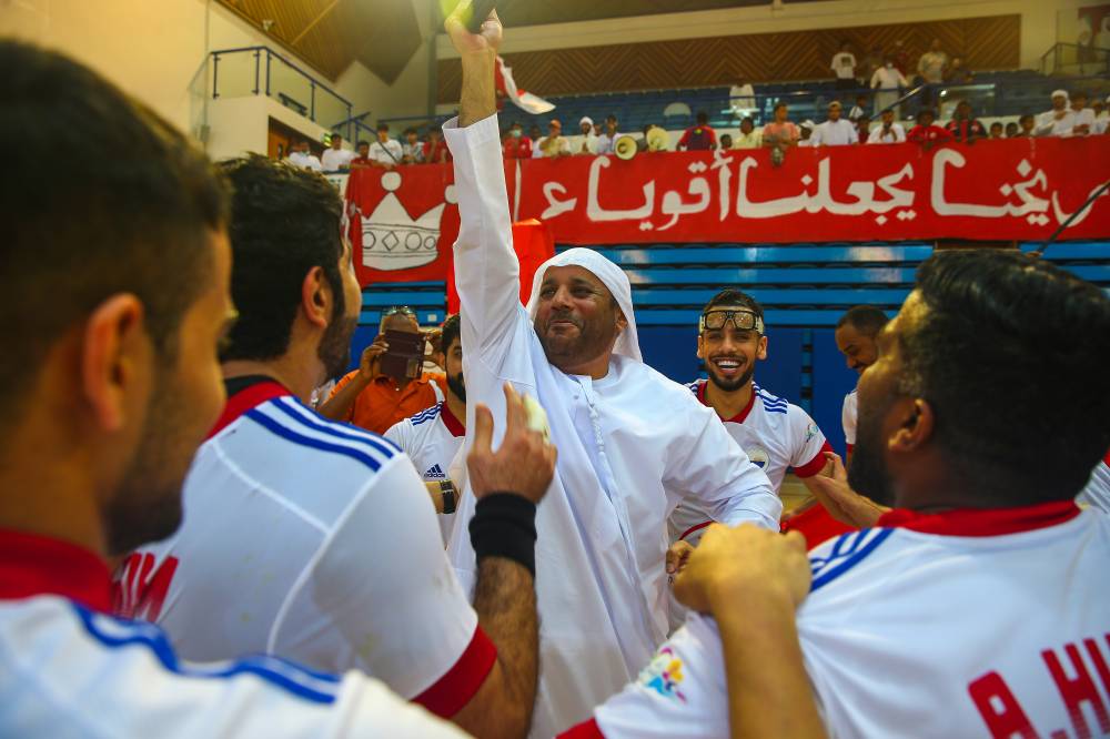  عيسى هلال يحتفل بإنجاز اليد الشرقاوية 

