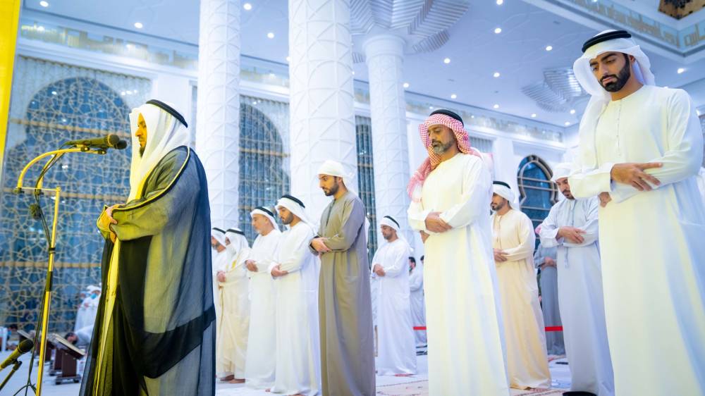 عمار بن حميد وراشد بن حميد وحميد بن عمار يؤدون الصلاة خلف مشاري العفاسي 