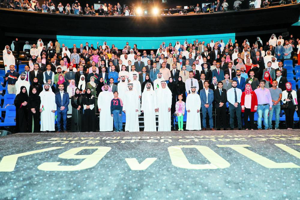 محمد بن راشد وحمدان بن محمد وعدد من الشباب المشاركين في المبادرة