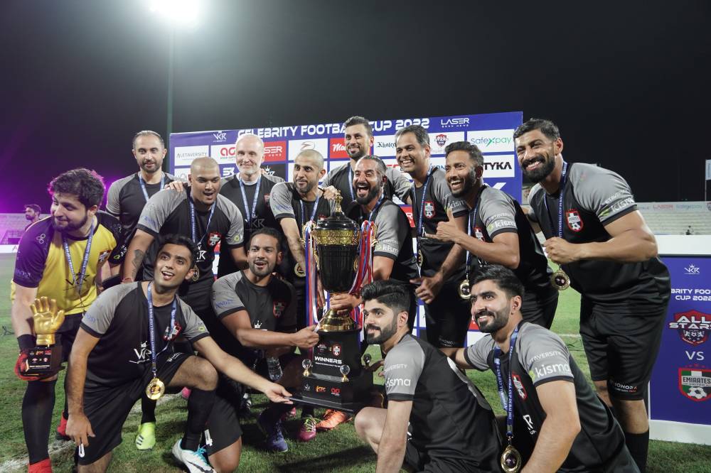 فريق الاتحاد يحتفل بكأس المباراة
