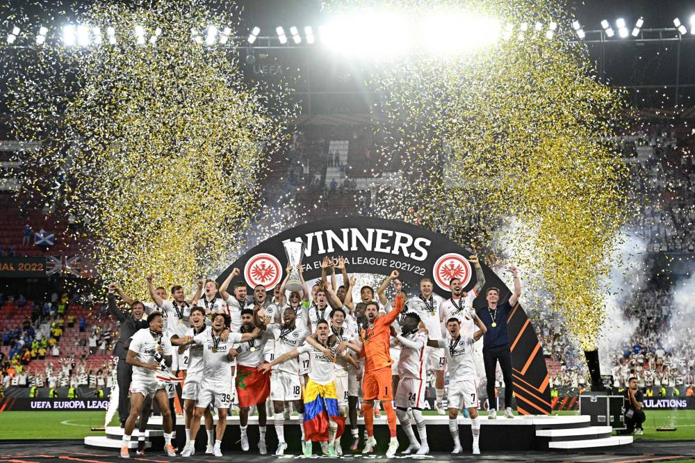 لاعبو فرانكفورت يحتفلون بكأس البطولة