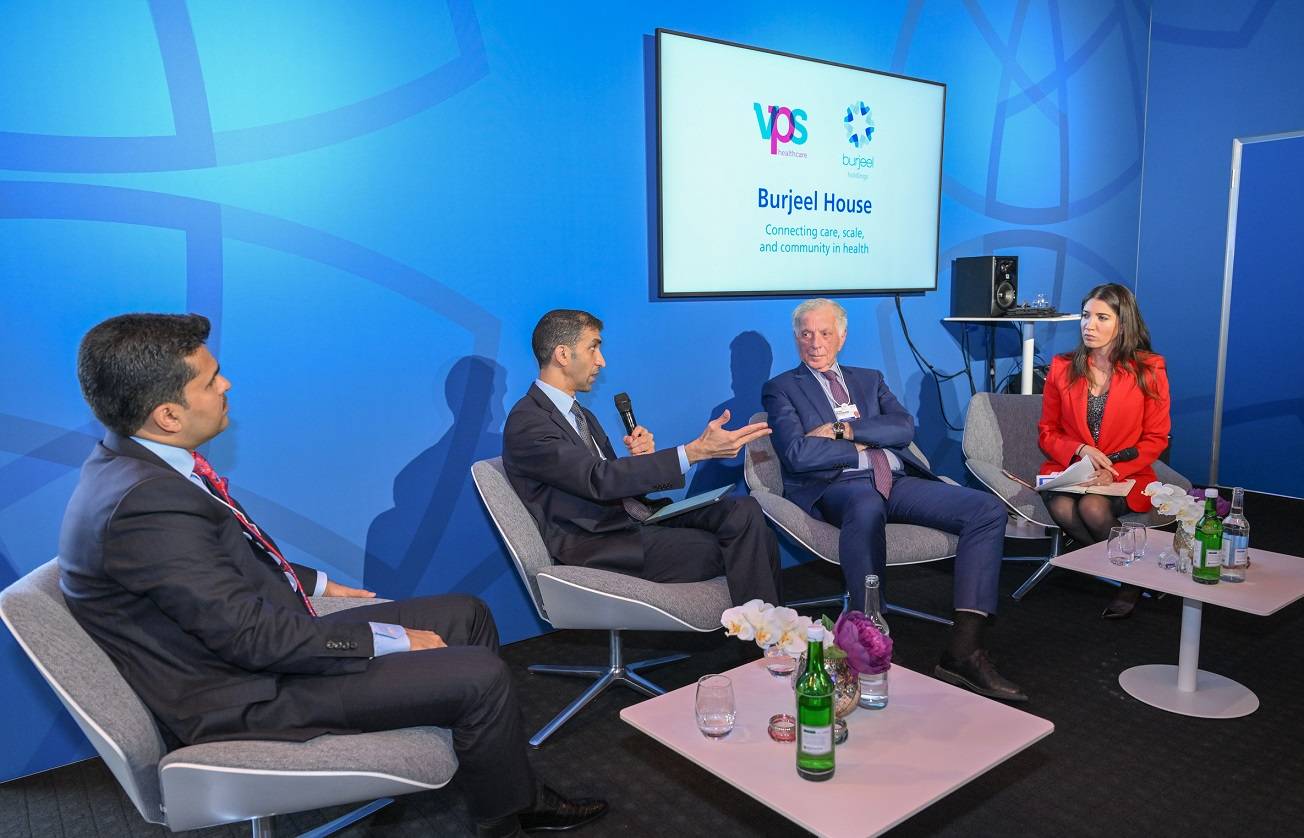 الزيودي متحدثاً خلال جلسة المنتدى