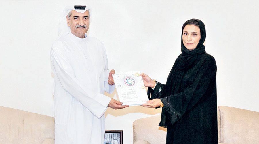  الشرقي يتلقى نسخة من رسالة شيخة الكندي 