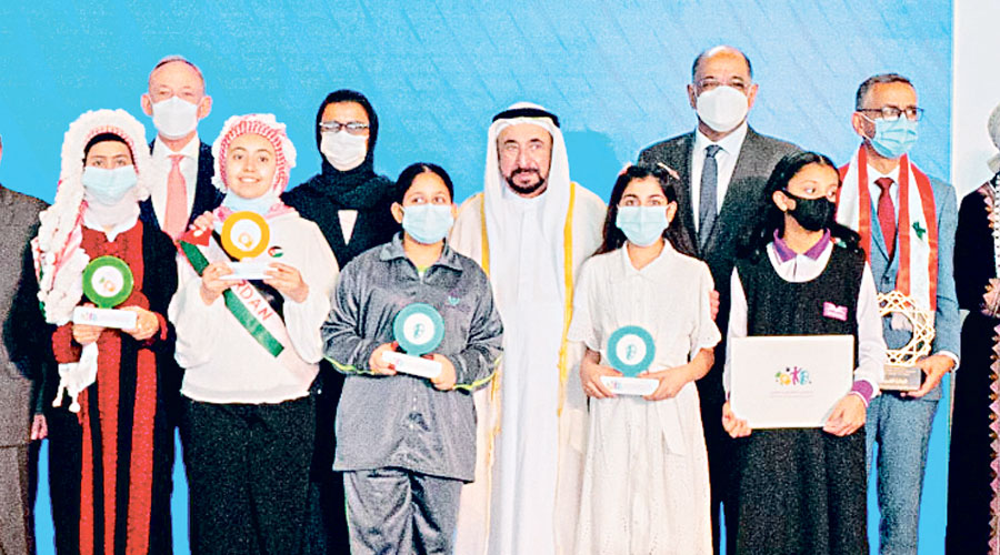  سلطان يتوسط عدداً من الفائزين 