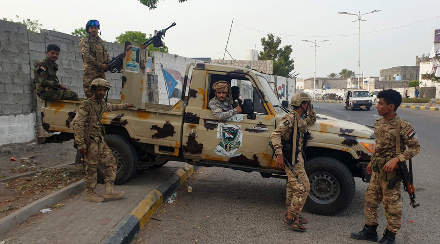 نجاة مسؤول أمني من تفجير إرهابي خلّف قتلى بعدن