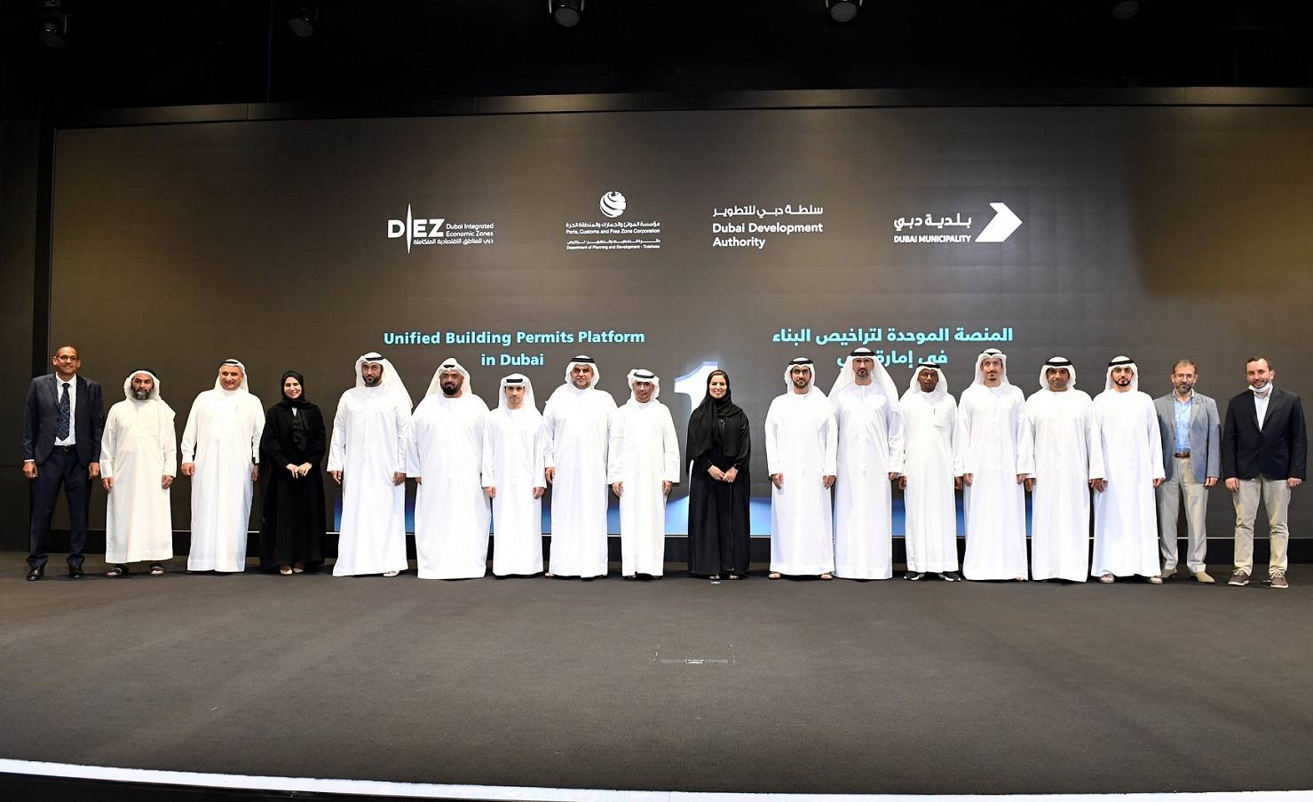 لقطة جماعية للجنة تطوير إجراءات تراخيص  البناء