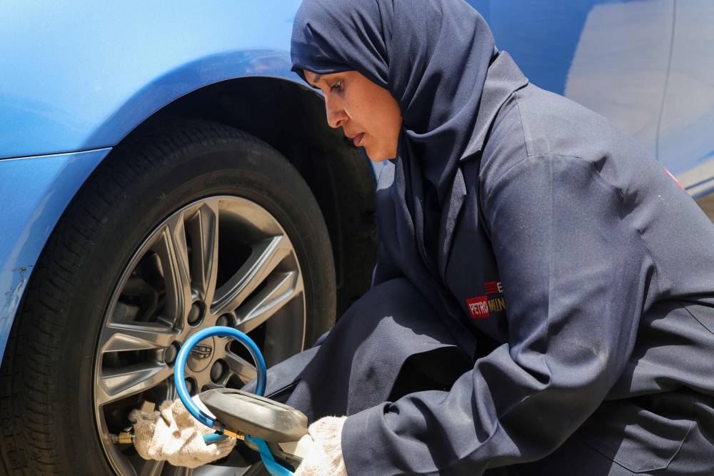 بالصور.. سيدات السعودية ينافسن الرجال في وظيفة «الميكانيكي»