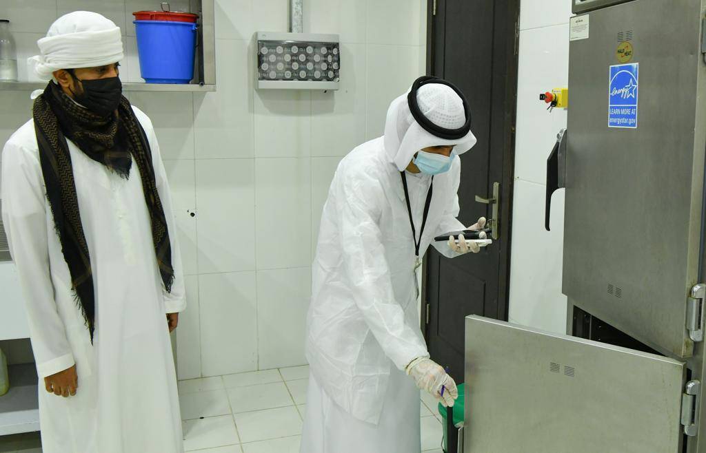 خلال إحدى الحملات التفتيشية على المنشآت الغذائية