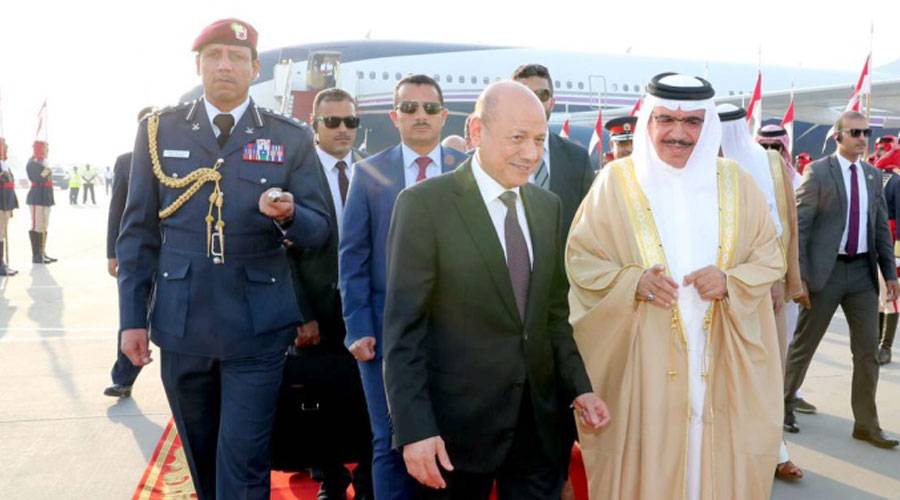 العليمي لدى وصوله إلى المنامة وإلى جانبه وزير الداخلية البحريني (بنا)