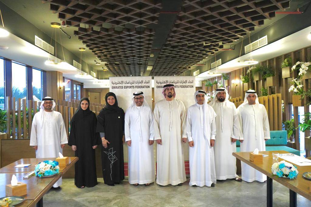 سلطان بن شخبوط يتوسط أعضاء مجلس إدارة الاتحاد
