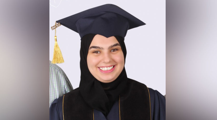 الطالبة دينا أحمد