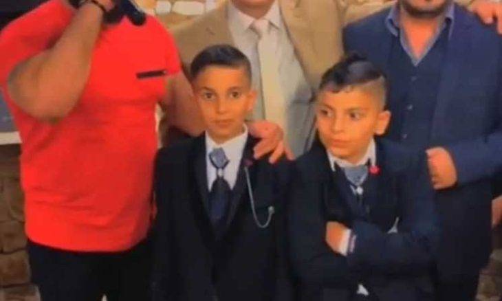 الطفلان في مقطع فيديو للحفل