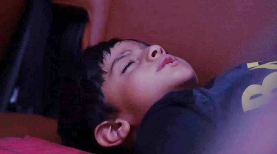 أحد الأطفال ترك بمفرده في المركبة