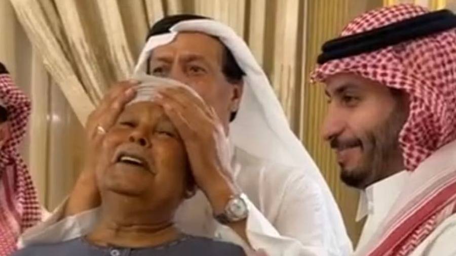 عائلة سعودية تودع وافداً مصرياً